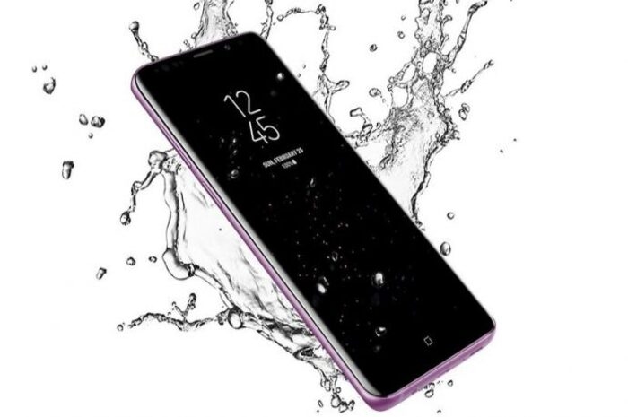 Langkah Pertama Mengatasi Ponsel iPhone Kemasukan Air, Dilarang Pakai Beras