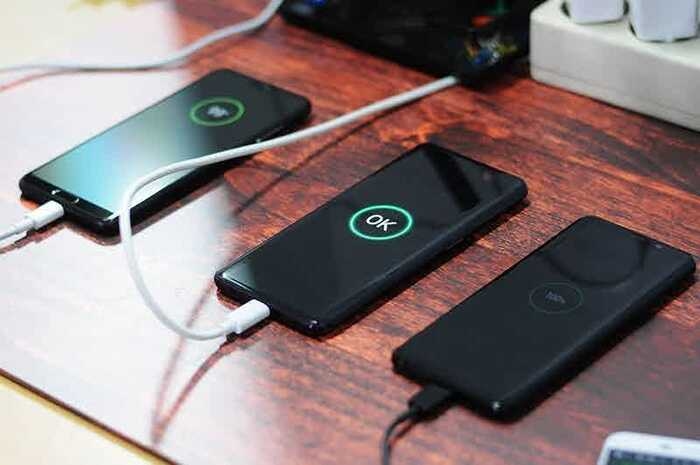 Mengecas HP Tanpa Casing, Inilah Alasan Utama Mengapa Ini Sangat di Rekomendasikan