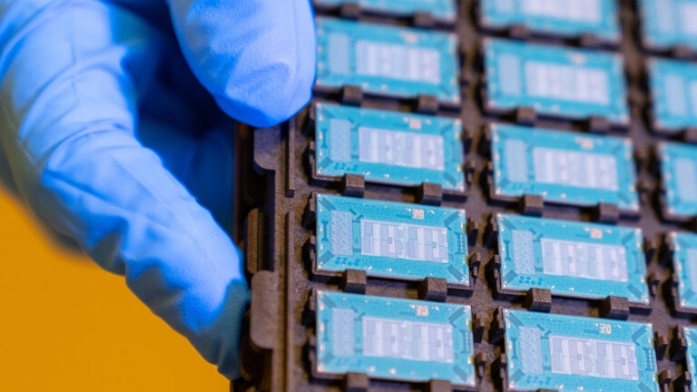 Intel Gandeng Lens Technology, Siapkan Kemasan Chip Berbasis Kaca untuk Era AI