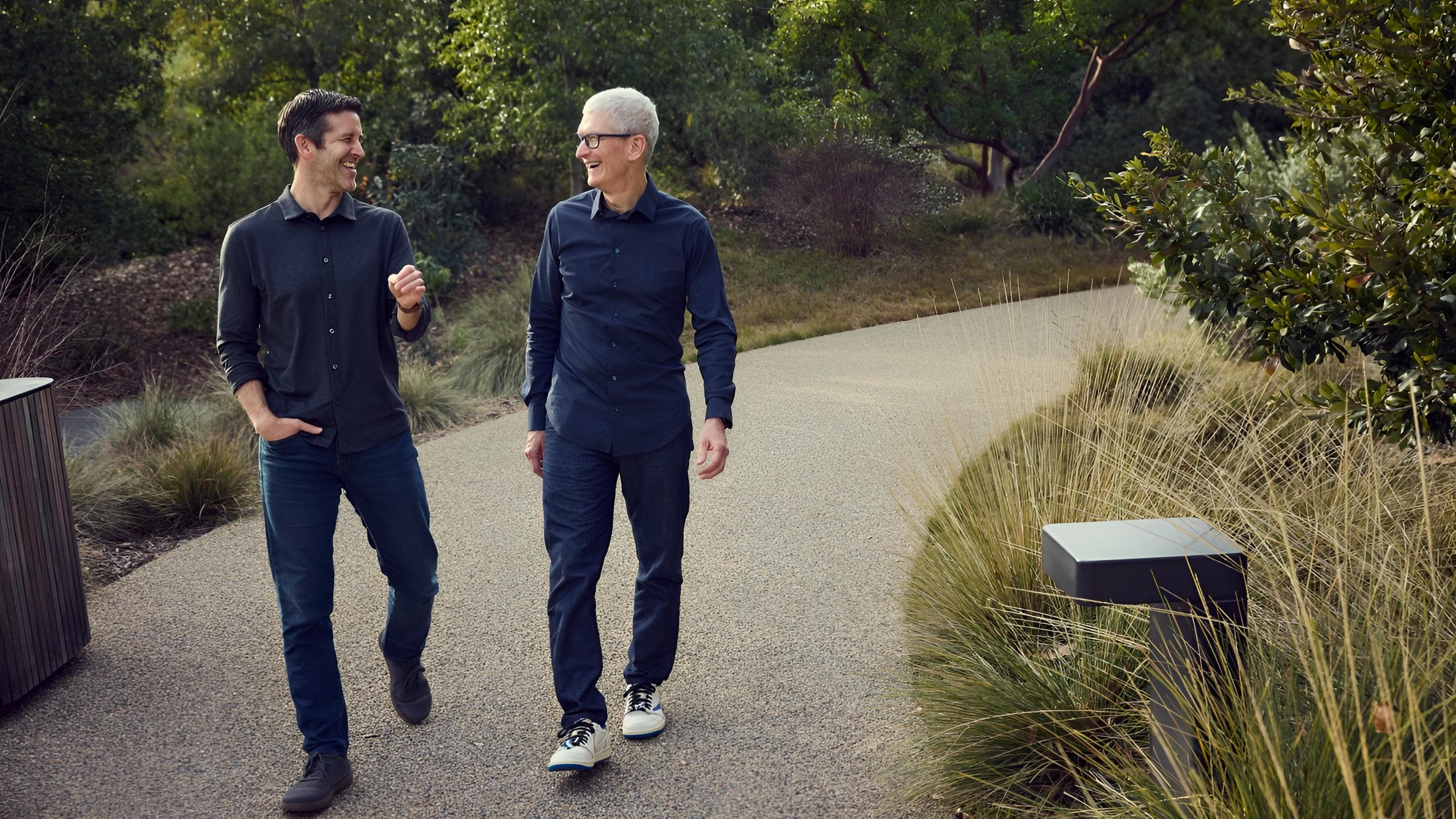 Tim Cook Resmi Mundur dari CEO Apple, John Ternus Jadi Penggantinya